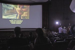Publika po završetku filma Crveni pas